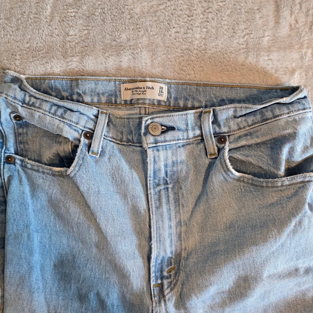 Abercrombie & Fitch Sz 30 10R The 90s Straight Ultra High Rise Distressed Jeans